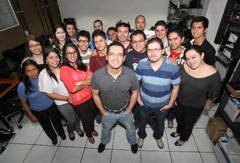 El guatemalteco Juan Carlos Rodríguez —al centro— dice que ninguno de sus proyectos tendrían éxito sin su equipo de desarrolladores.