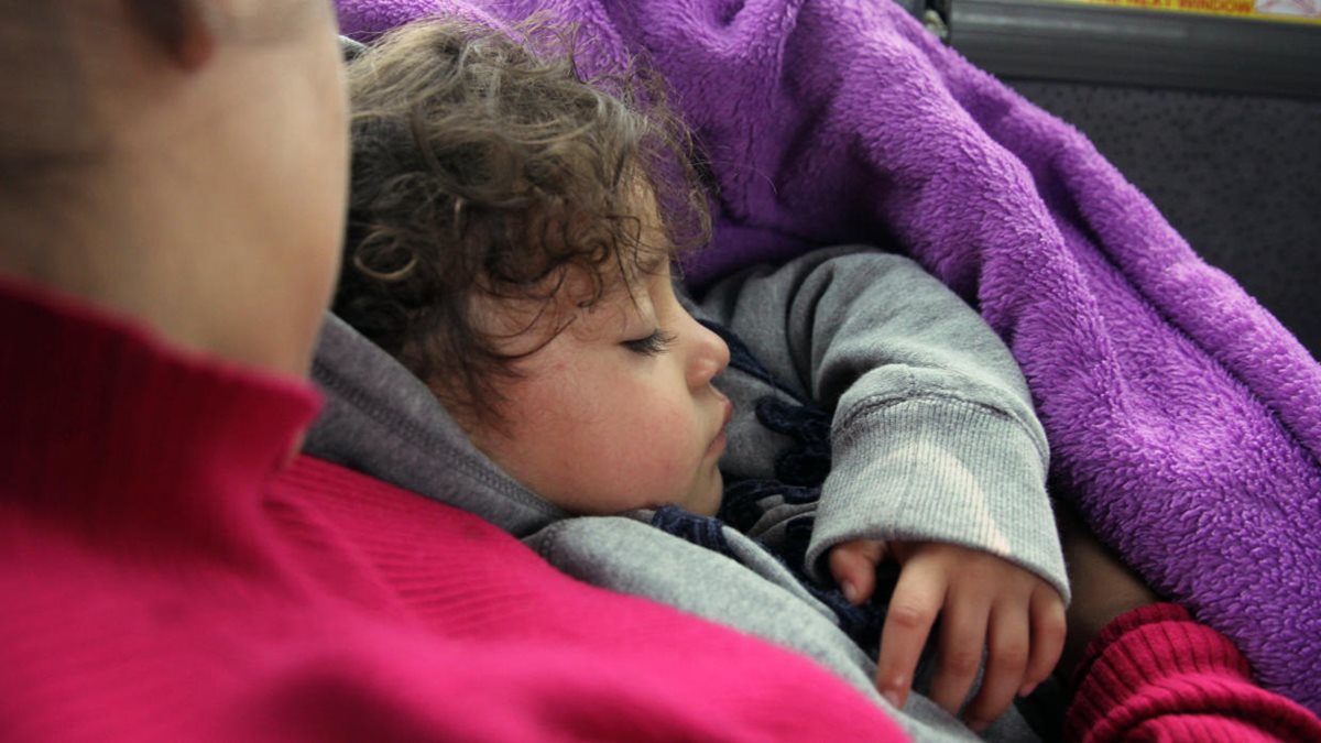 Paola A. viaja junto con su bebé de dos años con un grillete electrónico, durante la Navidad (Foto: Univisión Damiá S. Bonmatí)