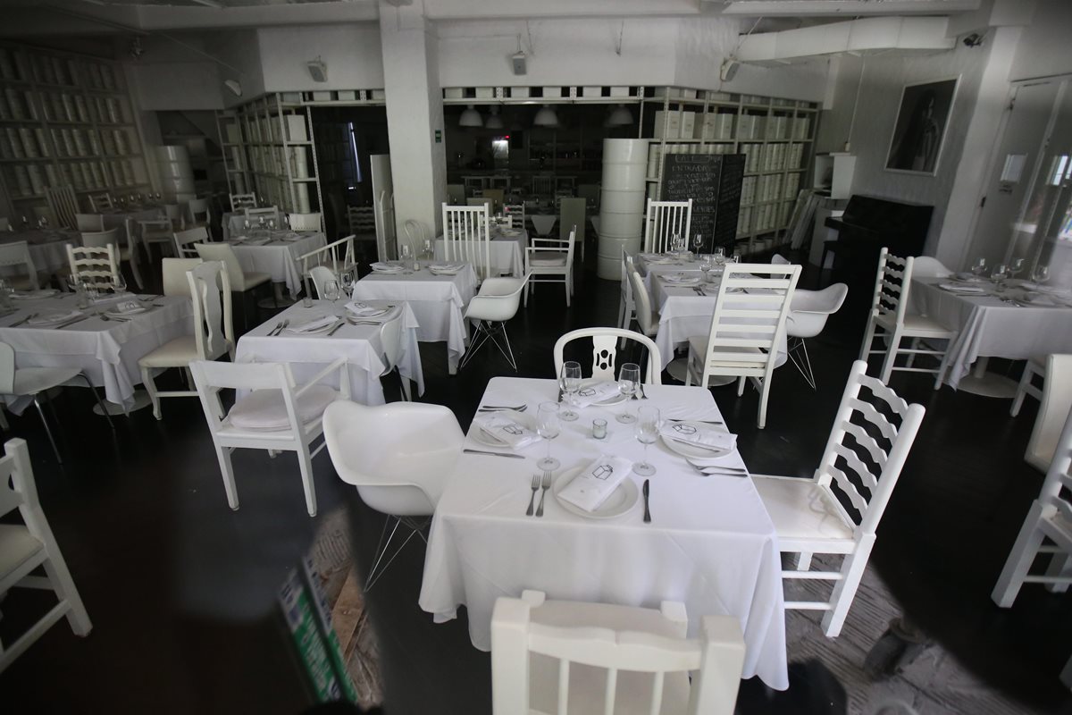 Vista general del interior del restaurante "La Leche", de donde fue sustraído un hijo del narcotraficante Joaquín "el Chapo" Guzmán. (Foto Prensa Libre: EFE).