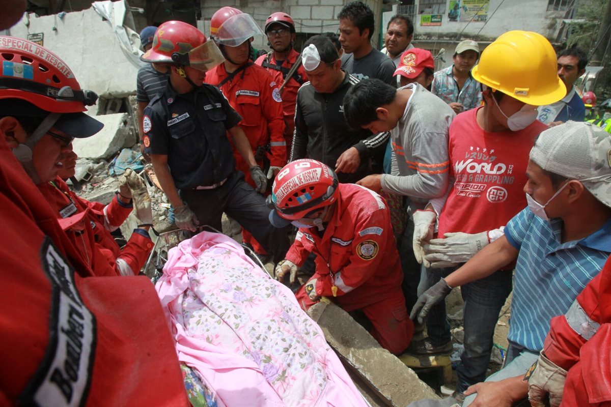 Cuerpos de Socorro han rescatado ya 55 personas en El Cambray, Foto Prensa Libre: Estuardo Paredes