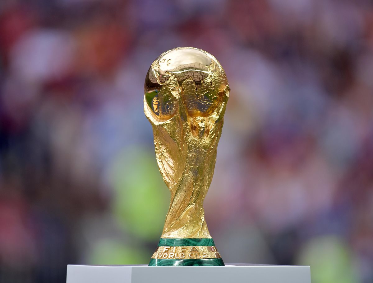 El trofeo es exhibido antes de la final de la Copa Mundial de la FIFA 2018 entre Francia y Croacia en Moscú, Rusia