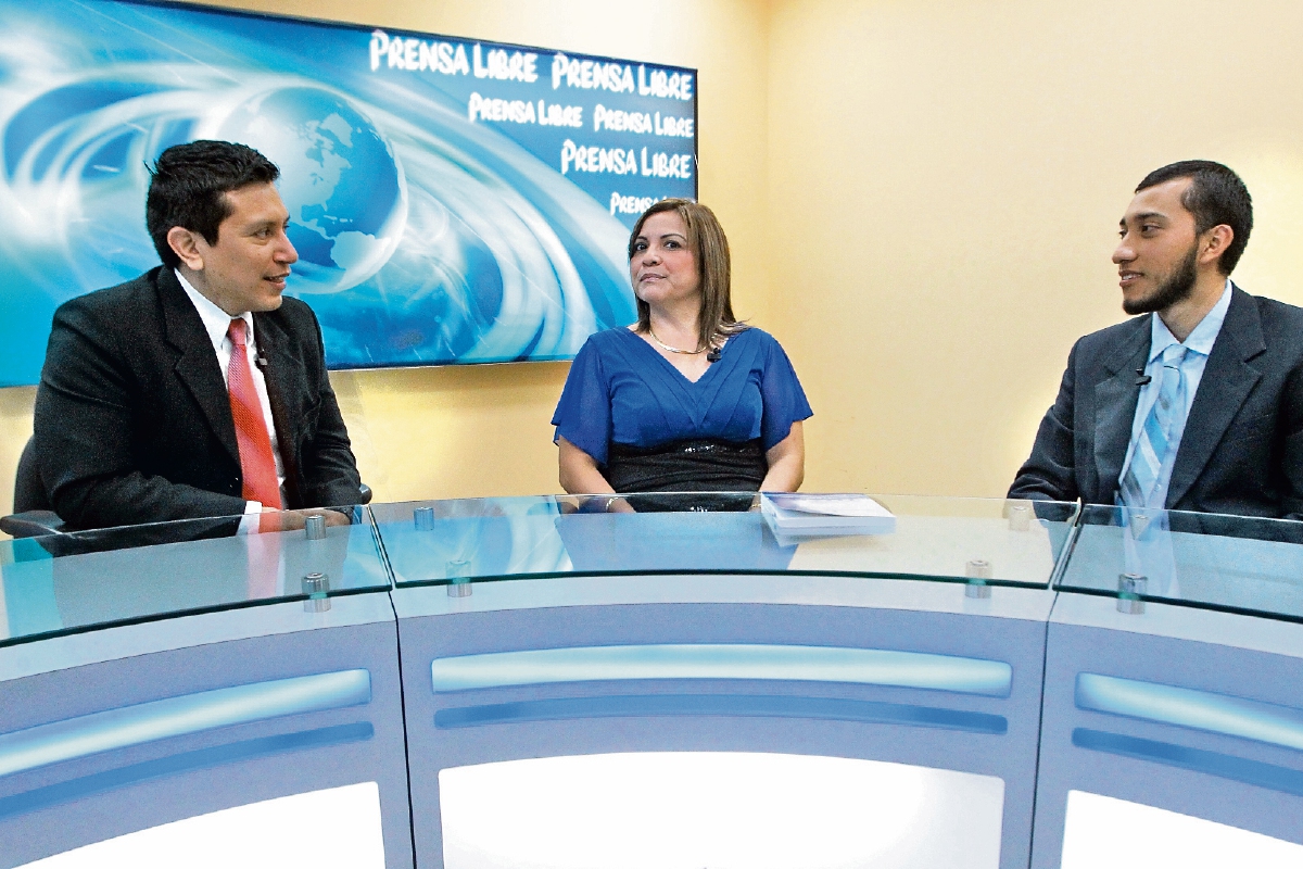 Gloria López, a cargo de la Dirección Electoral del TSE, conversa con el coeditor Álex Rojas y con el periodista Henry Pocasangre, de Prensa Libre, durante el programa Decisión Libre.
