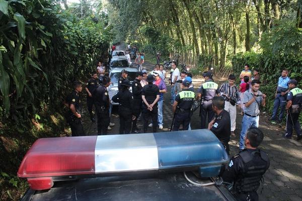 Agentes de la Policía  evitan un enfrentamiento entre usuarios de empresa de cable y empleados municipales que retiran cableado en el cantón San Bartolo. (Foto Prensa Libre: Danilo López)
