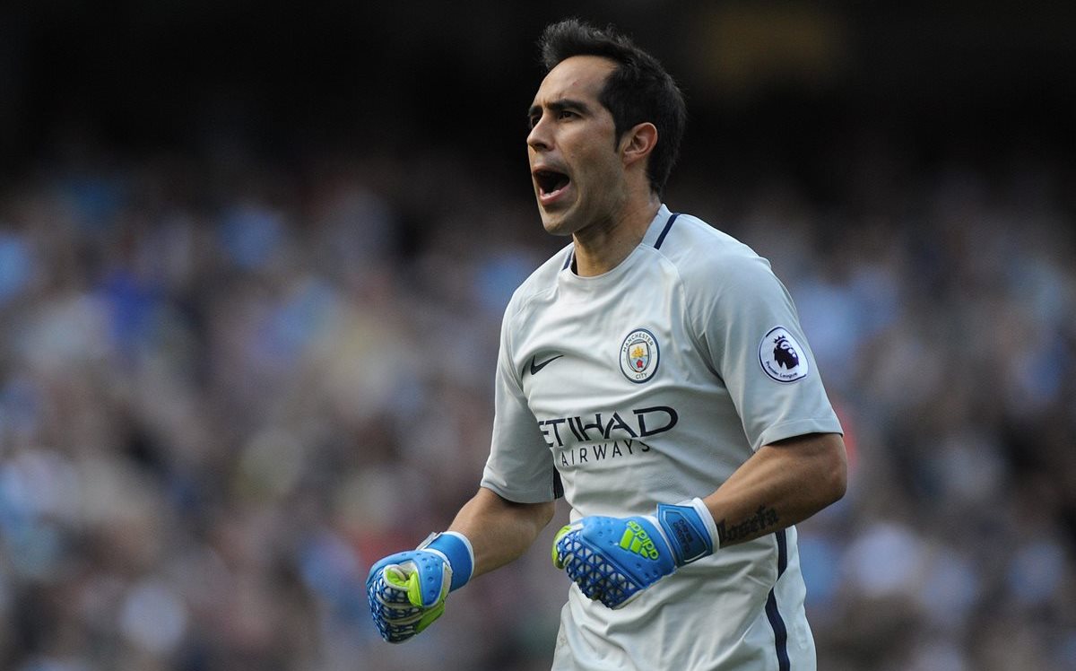 Claudio Bravo defenderá los colores del Manchester City en el camp nou contra el FC Barcelona. (Foto Prensa Libre: EFE)