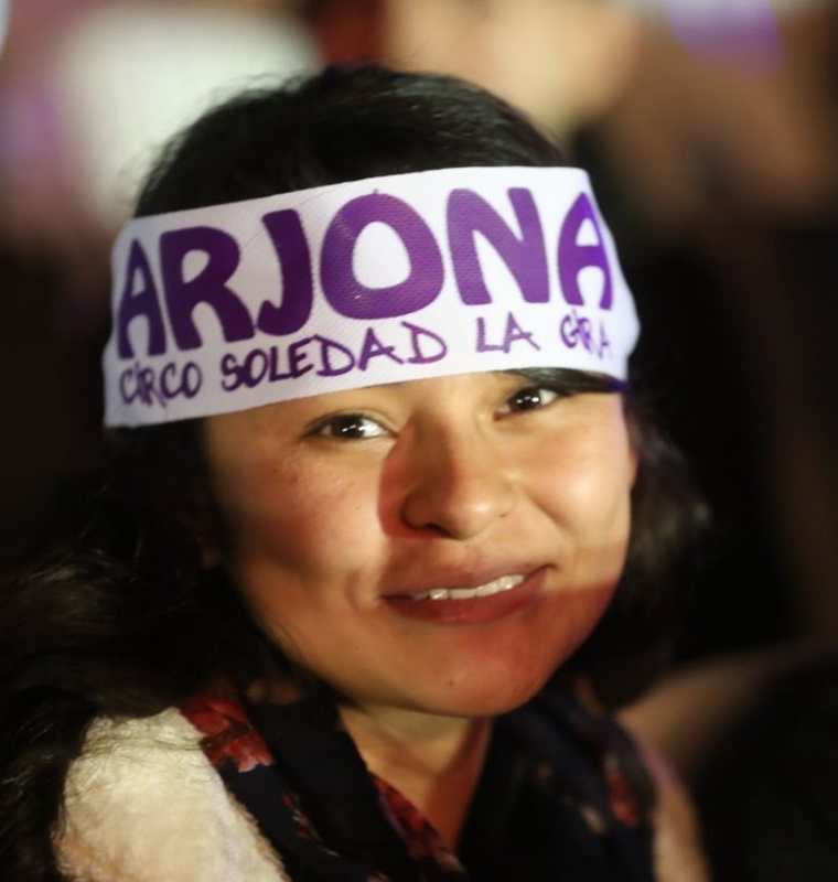 Una seguidora, mientras esperaba que comenzara el concierto. (Foto Prensa Libre: Érick Ávila).