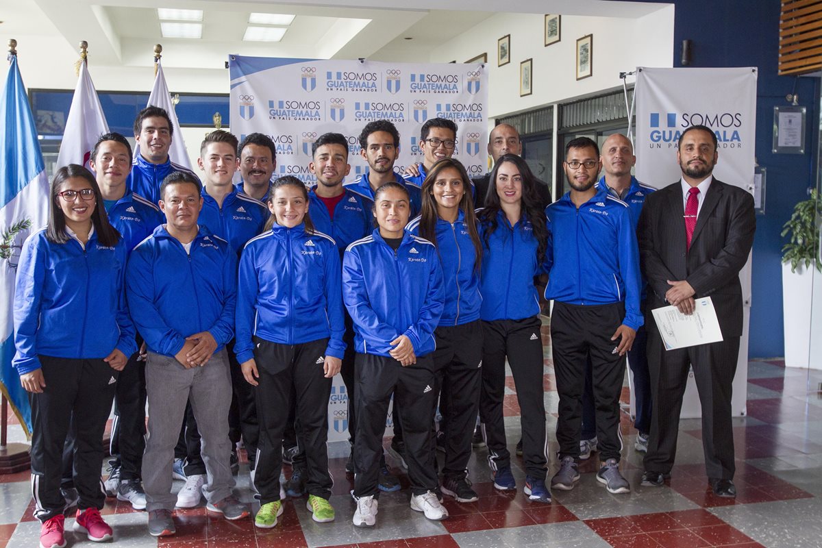 La Selección de Karate de Guatemala fue juramentada antes de viajar a Curazao. (Foto Prensa Libre: Norvin Mendoza).