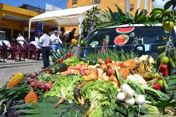 Carroza con frutas y verduras, en actividad desarrollada en la cabecera de Sololá.