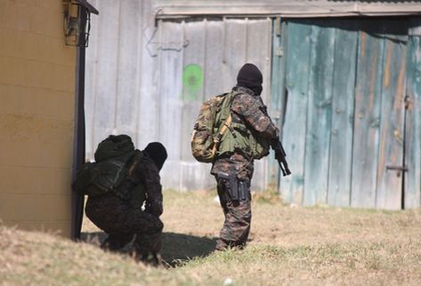 Soldados toman posiciones durante el operativo. (Foto Prensa Libre)