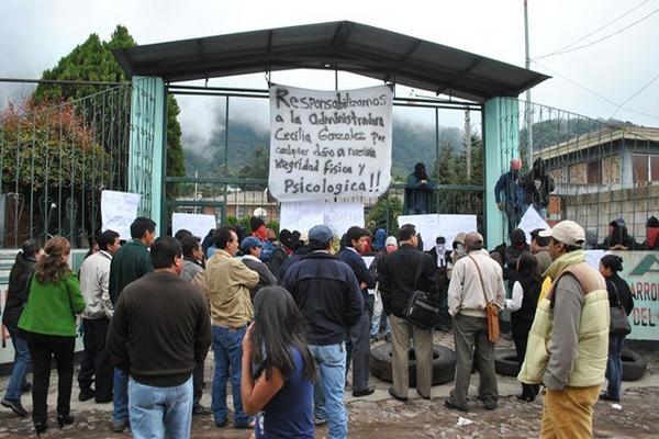 Padres de familia se reúnen frente a la Escuela de Formación Agrícola, en San Marcos, la cual permanece tomada por estudiantes. (Foto Prensa Libre: Aroldo Marroquín)