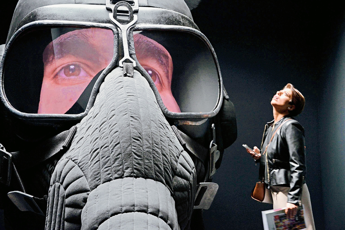Máscara gigante contra gas, obra de la artista rusa Irina Nakhova.2015. (Foto Prensa Libre, EFE)