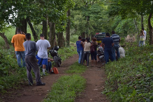 Los cuerpos fueron hallados en el kilómetro 63, ruta que de Escuintla conduce a Taxisco, Santa Rosa. (Foto Prensa Libre: Carlos Paredes)