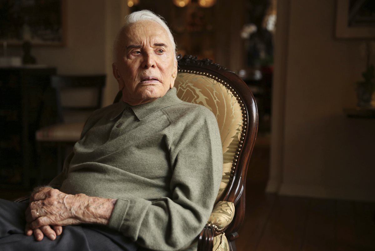 Kirk Douglas fue nominado en tres ocasiones al Óscar al mejor actor en la década de 1950 y recibió un Premio de la Academia honorario en 1996. (Foto Prensa Libre: AP)