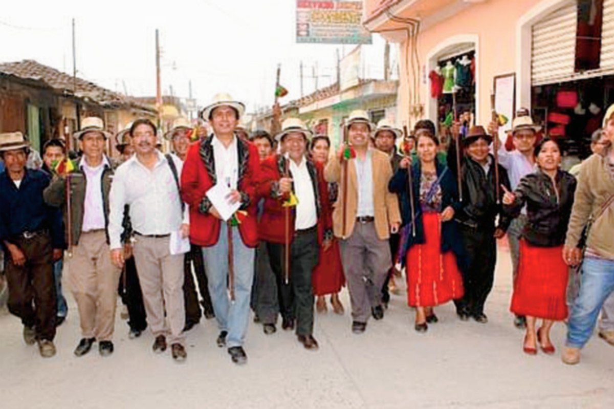 Pedro Raymundo Cobo y el grupo con el que ganó la repetición de elecciones el año pasado. (Foto Prensa Libre: Óscar Figueroa)