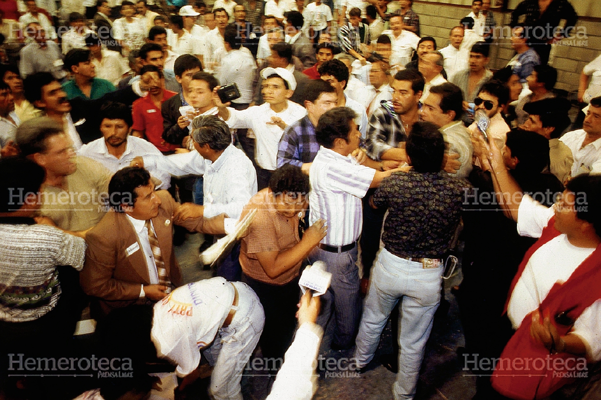 Enfrentamiento entre miembros de la UCN durante una asamblea en 1995. (Foto: Hemeroteca PL)