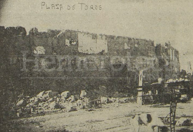 La vieja Plaza de Toros de la época colonial estaba ubicada en la actual plazuela Barrios. La foto ilustra el estado en que quedó y por lo cual tuvo que ser demolida. (Foto: Hemeroteca PL)