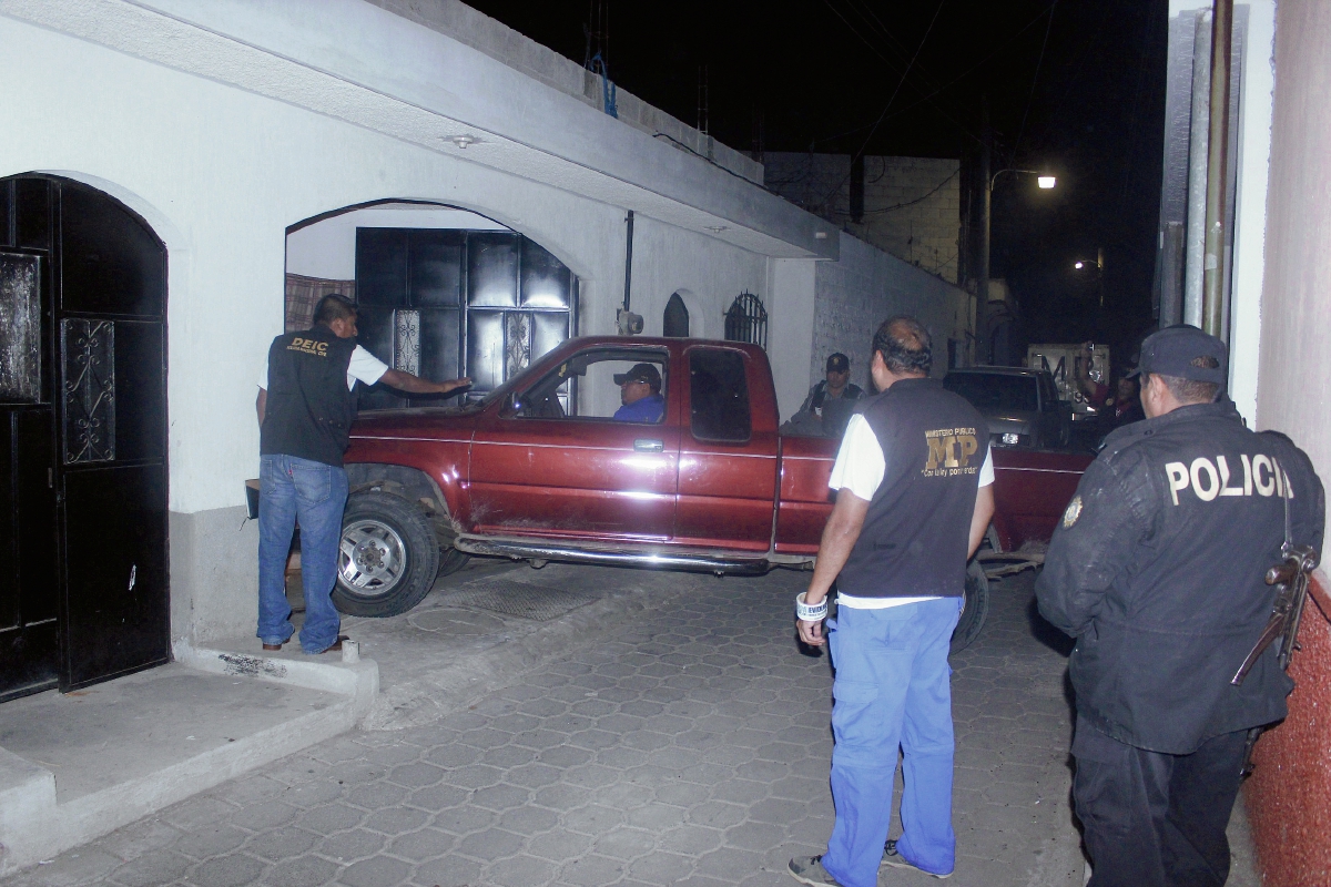 Investigadores retiran el picop de la vivienda, que fue allanada las autoridades. (Foto Prensa Libre: Víctor Chamalé)