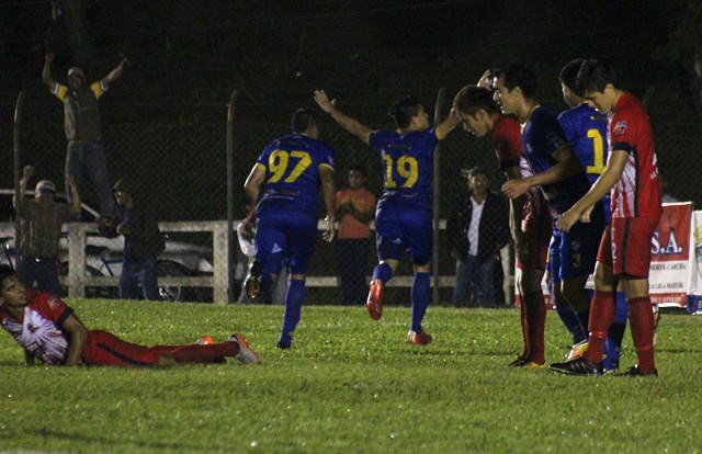Los jugadores cobaneros celebraron el triunfo en el estadio Verapaz. (Foto Prensa Libre: Eduardo Sam chun)