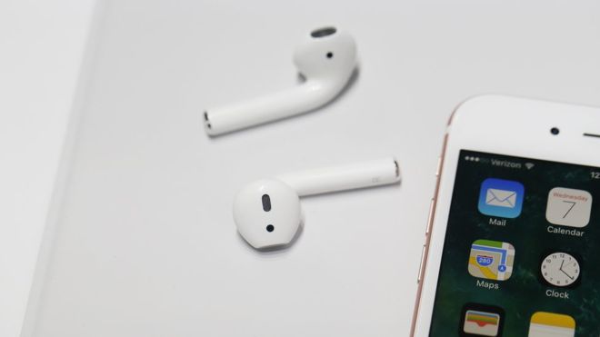 Los Airpods de Apple no serán los únicos audífonos compatibles con la nueva gama de celulares de la compañía estadounidense. (GETTY IMAGES)