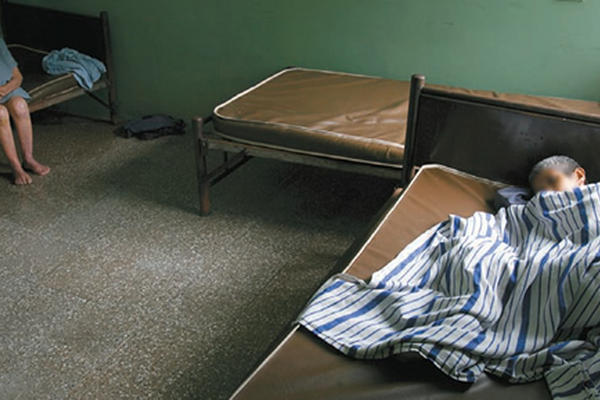 Vista de uno de los pabellones de mujeres dentro del psiquiátrico nacional (Foto Prensa Libre: Esbin García).