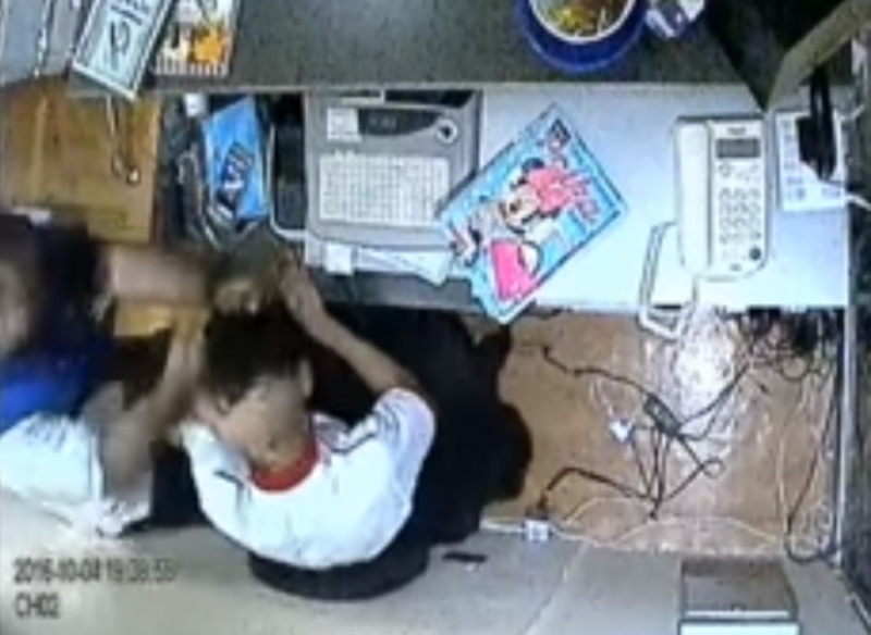 En un video de seguridad del negocio, que se difundió en Facebook, quedó grabada la agresión contra el peluquero.