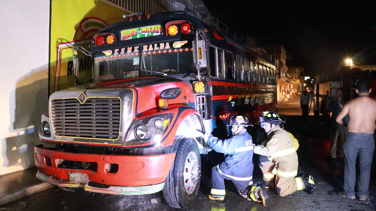 Bomberos Voluntarios lograron controlar el fuego que amenazó con destruir el bus. (Foto Prensa Libre: Cristian I. Soto)