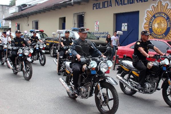 Agentes de la PNC estrenan  las motocicletas entregadas a la Comisaría  51, en Cobán.