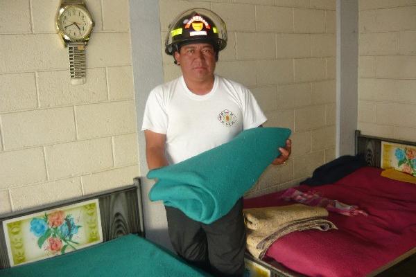 Un bombero  muestra área disponible.