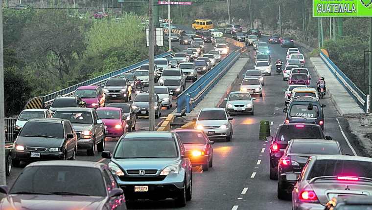 En horas pico, se calcula que unos 20 mil vehículos transitan por el bulevar San Cristóbal, zona 8 de Mixco. (Foto: Hemeroteca PL)