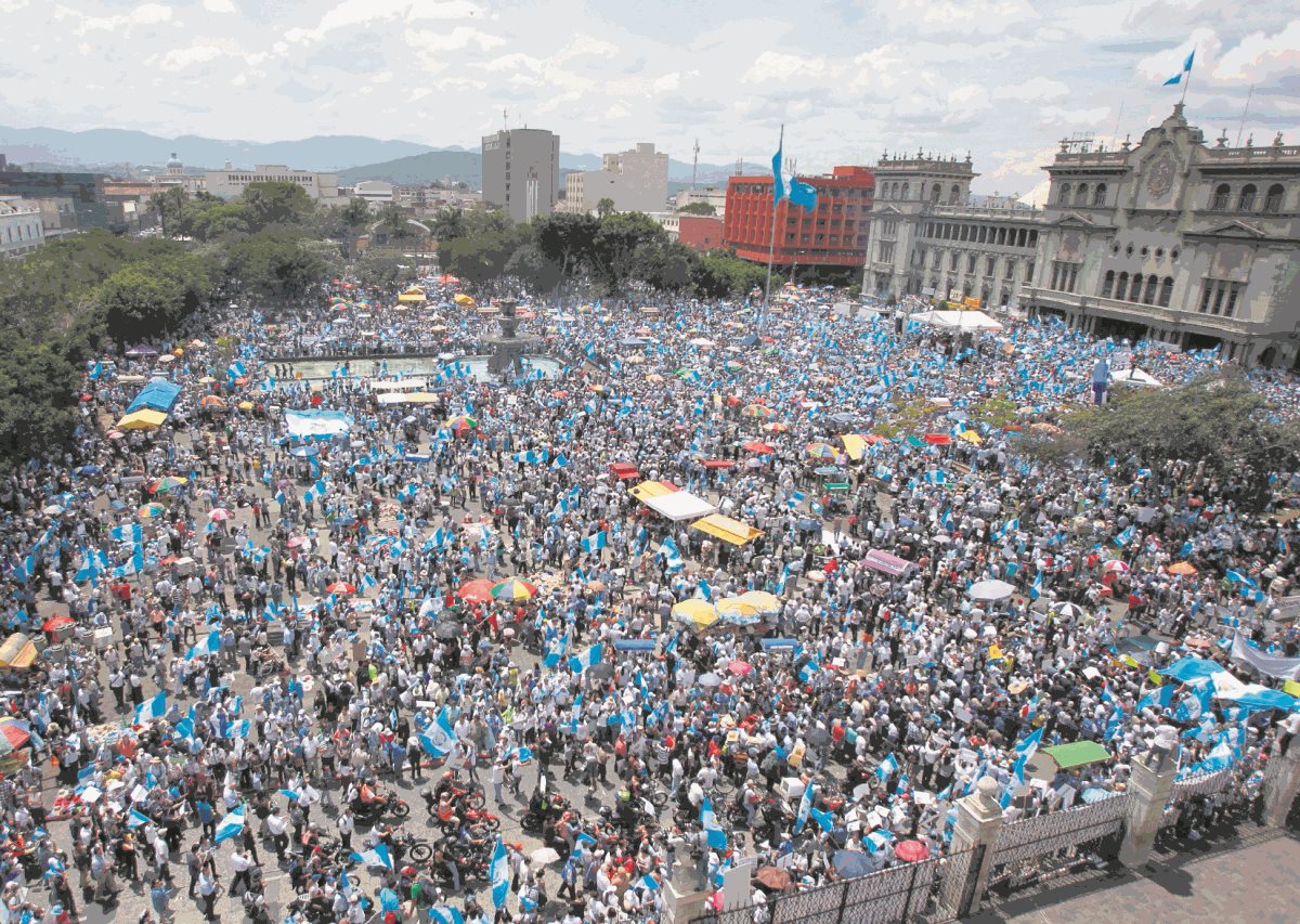 Más de cien mil personas se concentraron al medio día el 27 de agosto de 2015 en la Plaza de la Constitución. (Foto Prensa Libre: HemerotecaPL)