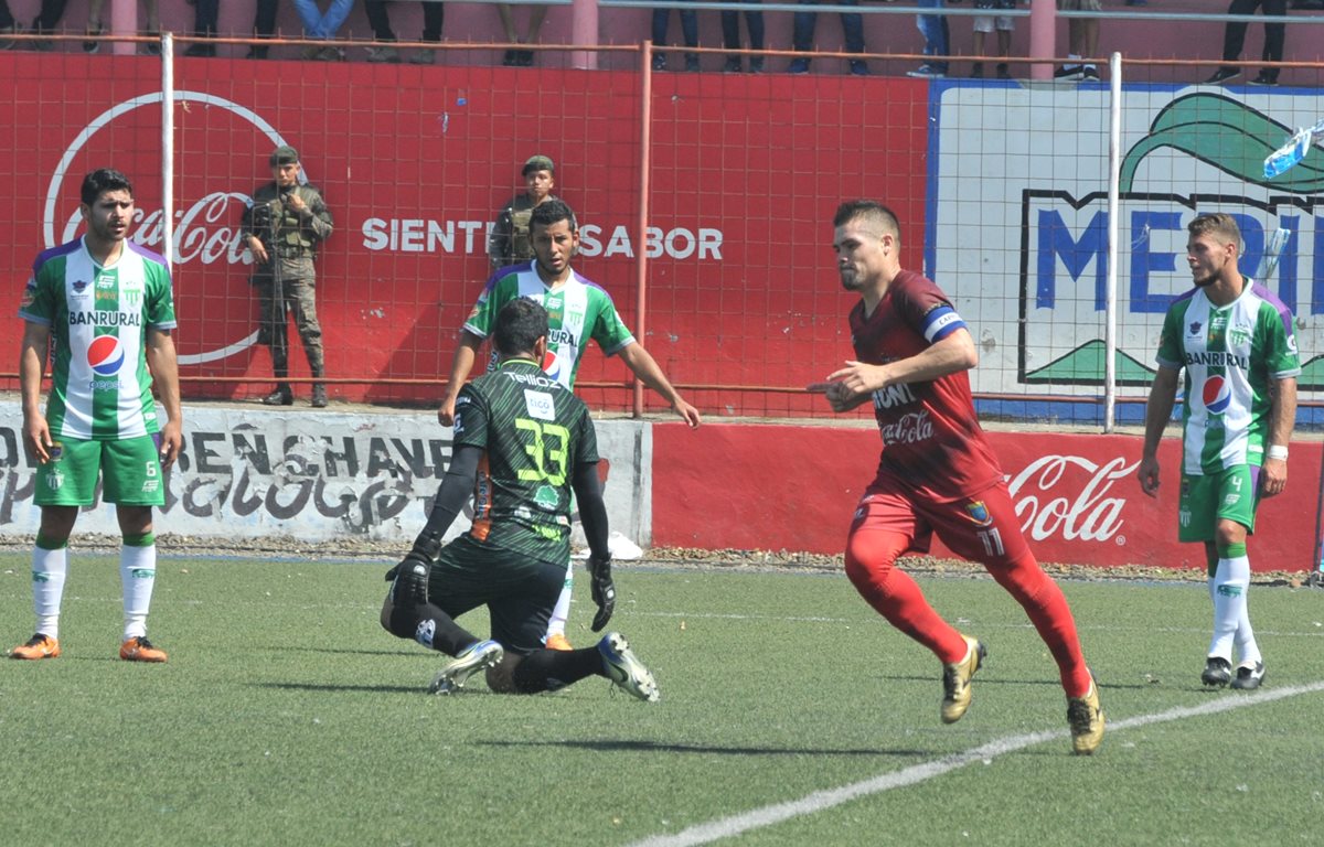 Edward Santeliz celebra después de anotar el 2-0 para Malacateco.