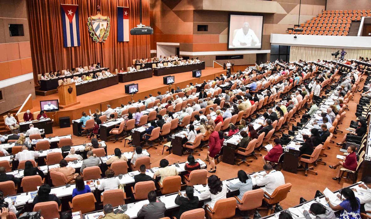 La Asamblea Nacional de Cuba comenzó la discusión de los 224 artículos que buscan una nueva constitución en la isla. (Foto Prensa Libre: AFP)