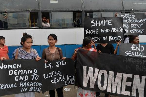 Un grupo de mujeres se manifiesta contra el acoso, en la India. (Foto Prensa Libre: AFP)
