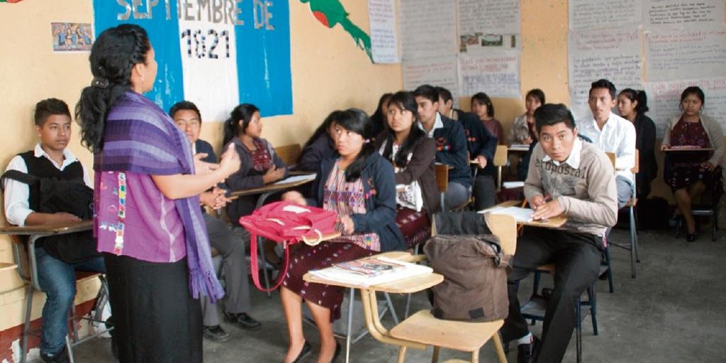 Unos 2 mil 500 estudiantes al año podrían ser beneficiados con el préstamo (Foto: Hemeroteca Prensa Libre)
