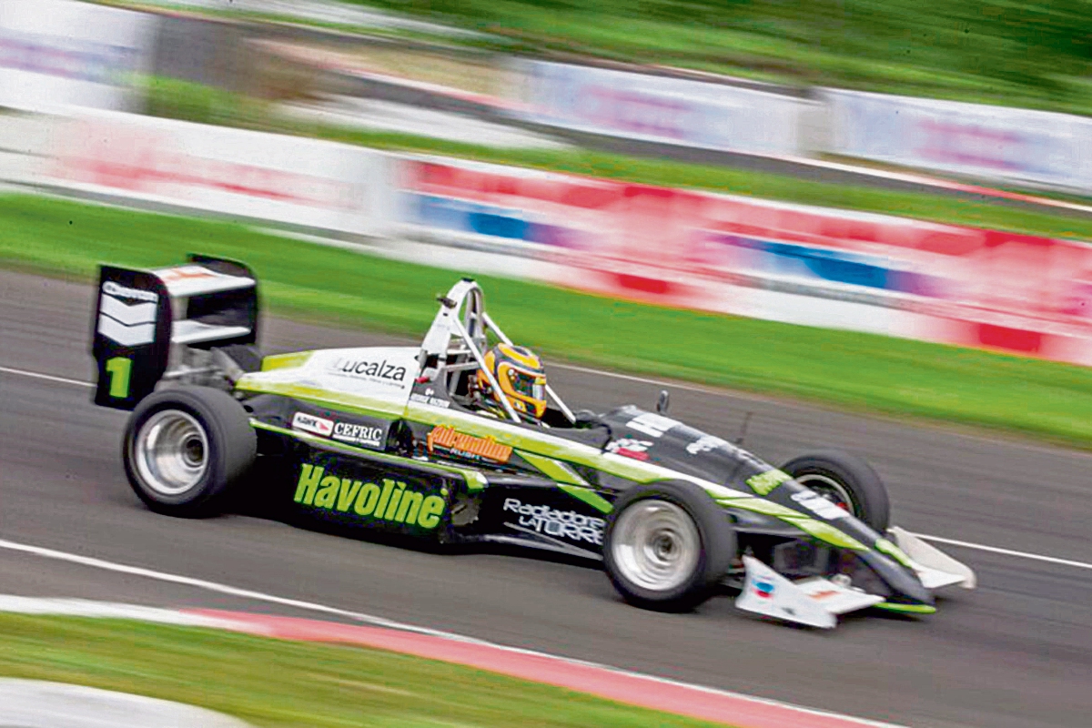 Hazbun fue el gran protagonista de la Fórmula Mazda, luego de imponer respeto en la pista de asfalto del Autódromo Pedro Cofiño, en la tercera fecha. (Foto Prensa Libre: CÉSAR PÉREZ)