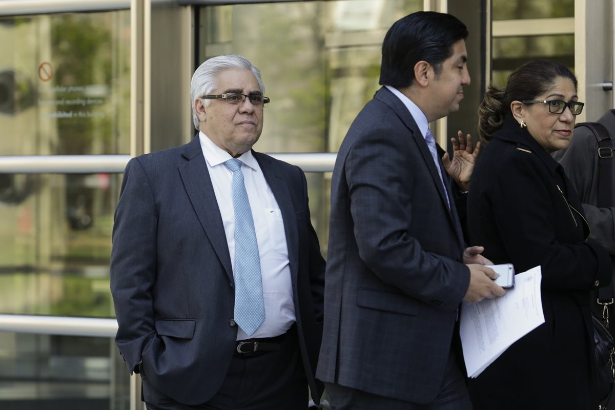 Héctor Trujillo sale de la Corte Federal,luego de suspenderse la audiencia. (Foto Prensa Libre: Agencia EFE)