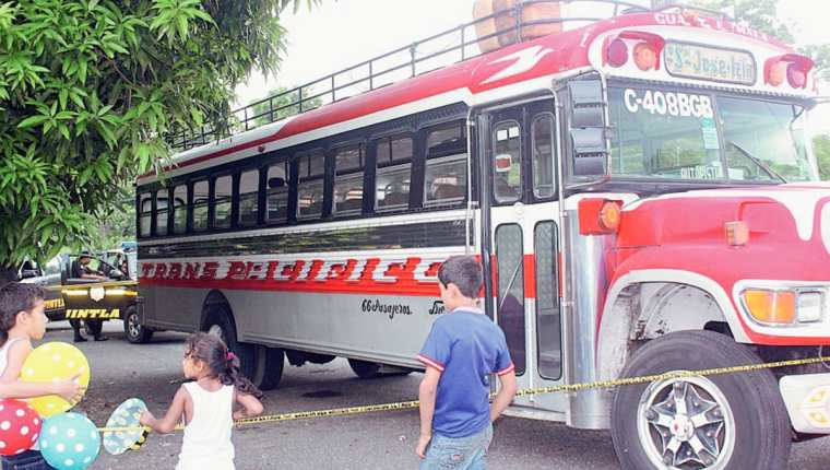 La PNC  acordona autobús que fue asaltado, en Escuintla, y donde delincuentes mataron a balazos a un pasajero.  (Foto Prensa Libre: Melvin Sandoval)