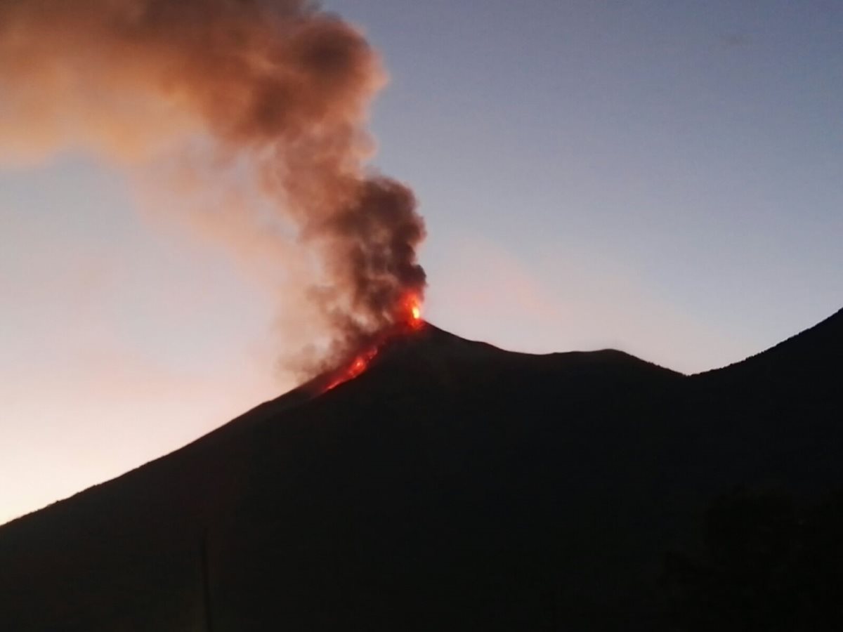 El volcán de Fuego mantiene una fase eruptiva efusiva. (Foto Prensa Libre: Conred)
