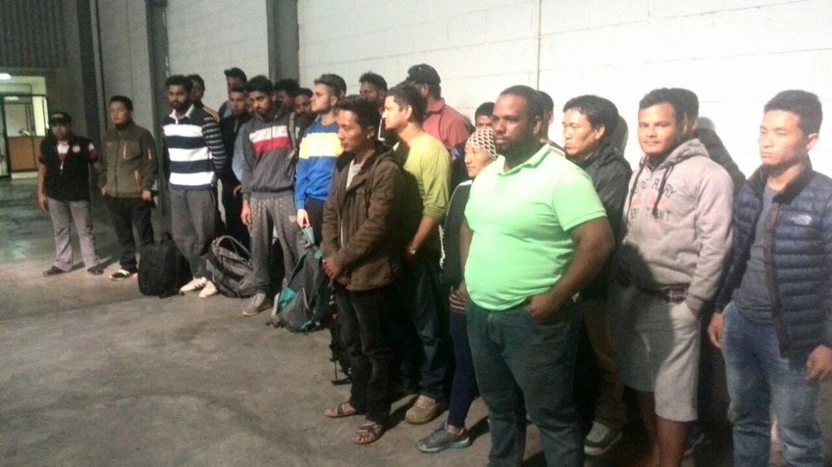 Los 24 indocumentados son trasladados al albergue de la Dirección General de Migración, en la zona 5. (Foto Prensa Libre: cortesía)