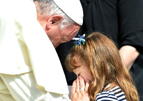 <span>El Papa habla con</span> <span>Lizzy</span> <span>Myers</span><span>.(AFP)</span>