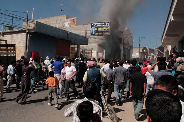 Una bodega de fuegos pirocténicos y abarrotes se incendió en la cabecera departamental de Huehuetenango. (Foto Prensa Libre: Mike Castillo)