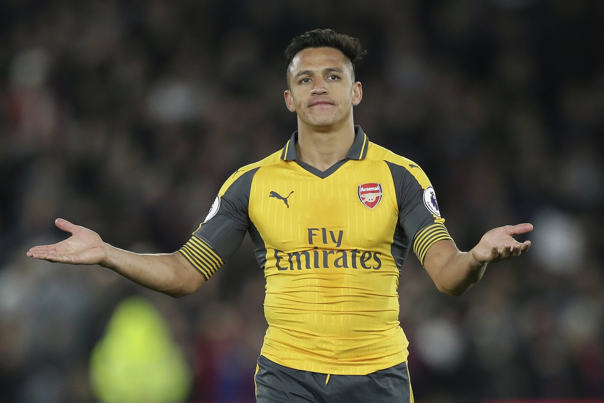 El delantero chileno del Arsenal, Alexis Sánchez, busca ser el mejor pagado de la Premier. (Foto Prensa Libre: AP)
