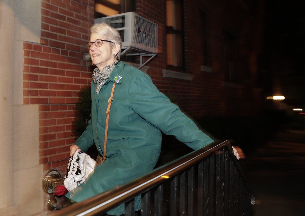 Jessica Leeds llega a su apartamento en New York. Leeds es una de las mujeres que denunció al New York Times abusos de parte de Donald Trump. (Foto Prensa Libre: AP).