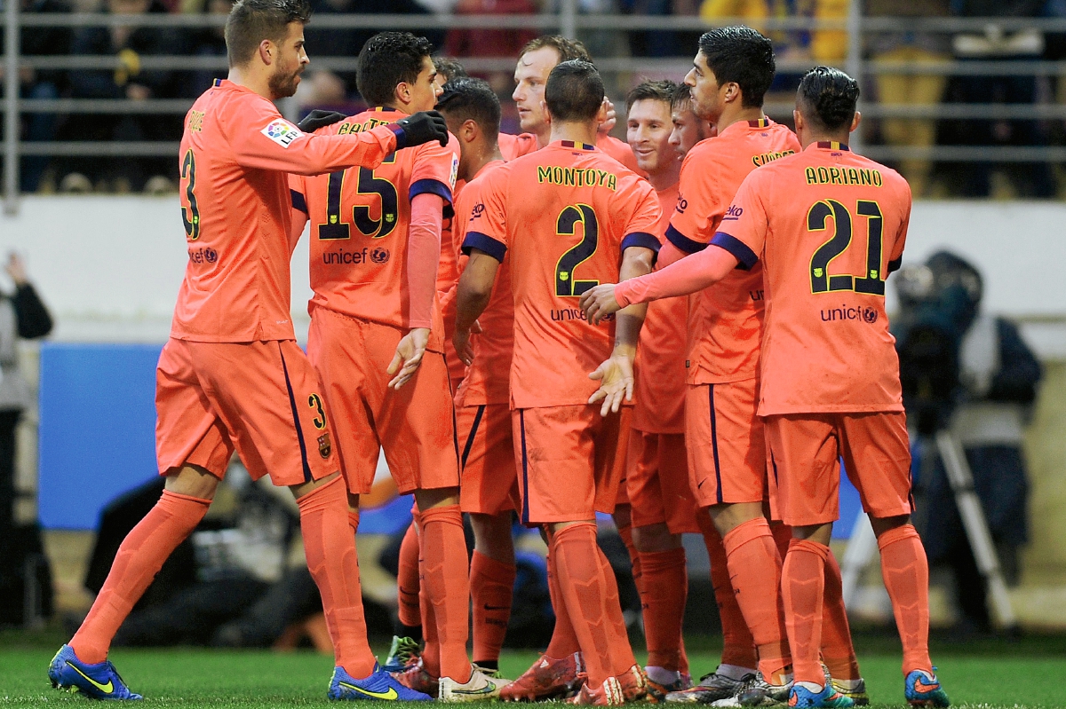 Lionel Messi es felicitado por sus compañeros tras marcar en el triunfo del Eibar. (Foto Prensa Libre: AFP)