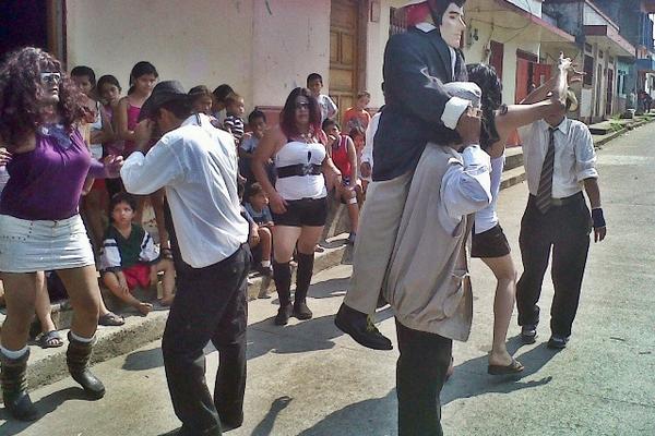 Un grupo de vecinos de Coatepeque baila con la imagen de Judas. (Foto Prensa Libre: Alexander Coyoy) <br _mce_bogus="1"/>