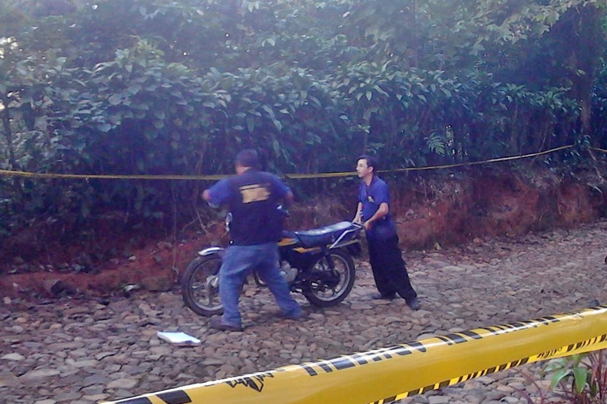 Peritos del Ministerio Público resguardan lugar donde fue localizado el cadáver de un hombre, en San José El Rodeo, San Marcos. (Foto Prensa Libre: Cortesía)