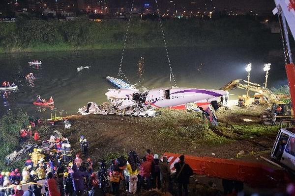 Rescate del fuselaje del avión de TransAsia ATR 72-600 siniestrado en el río Keelung. (Foto Prensa Libre: AFP)