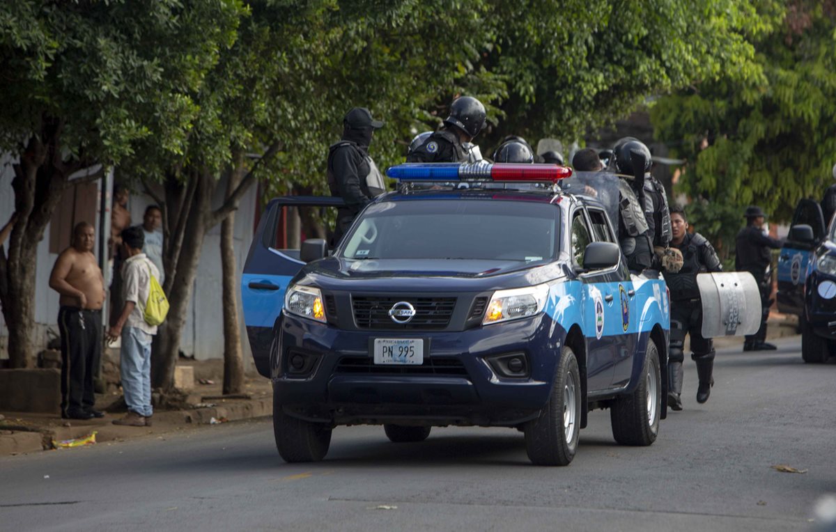 Miembros de la policía nacional dispersando a manifestantes en Nicaragua. (Foto Prensa Libre:EFE)