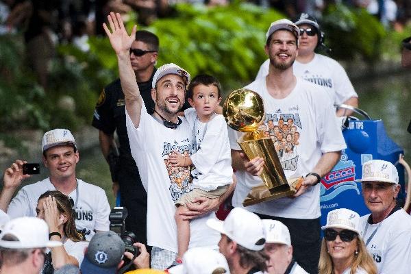 Los Spurs celebraron con la afición el título de la NBA. (Foto Prensa Libre: EFE)