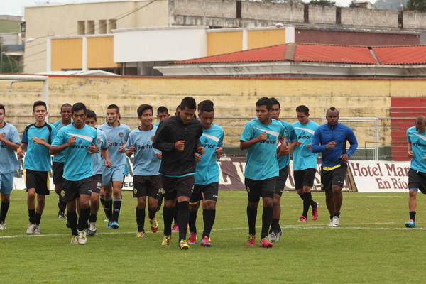 Los jugadores del Deportivo Marquense tomaron el liderato en las primeras dos jornadas del Apertura 2014. (Foto Prensa Libre: Aroldo Marroquín)