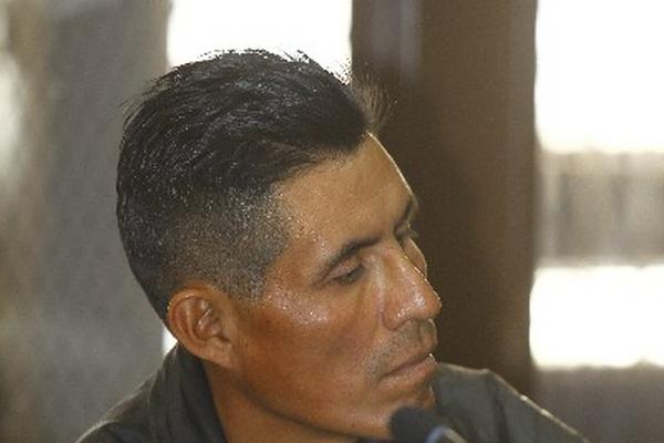 Pedro Torres Pérez, agente municipal de San Juan Cotzal, escucha la sentencia en su contra.